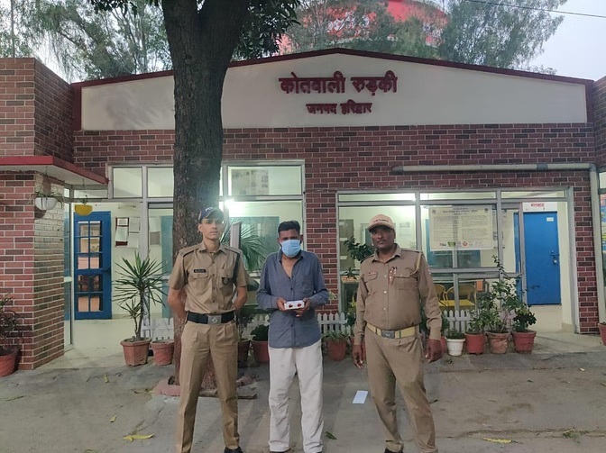 पुलिस ने डॉगी की मदद से एक घर में छापा मारकर स्मैक पकड़ी