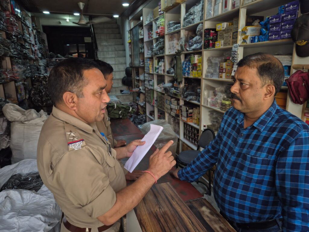पहलगाम हमले के बाद पुलिस सक्रिय,सेना जैसी वर्दी बेचने वाले दुकानों पर छापेमारी