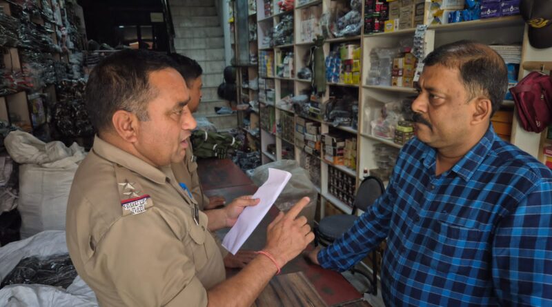पहलगाम हमले के बाद पुलिस सक्रिय,सेना जैसी वर्दी बेचने वाले दुकानों पर छापेमारी