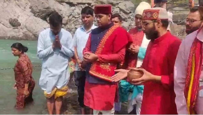बदरीनाथ धाम के कपाट खोलने से पूर्व मुख्य रावल ने की गंगा पूजा