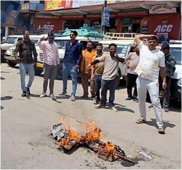 केदारघाटी में पहलगाम आतंकी घटना के विरोध में पाकिस्तान का पुतला फंूका