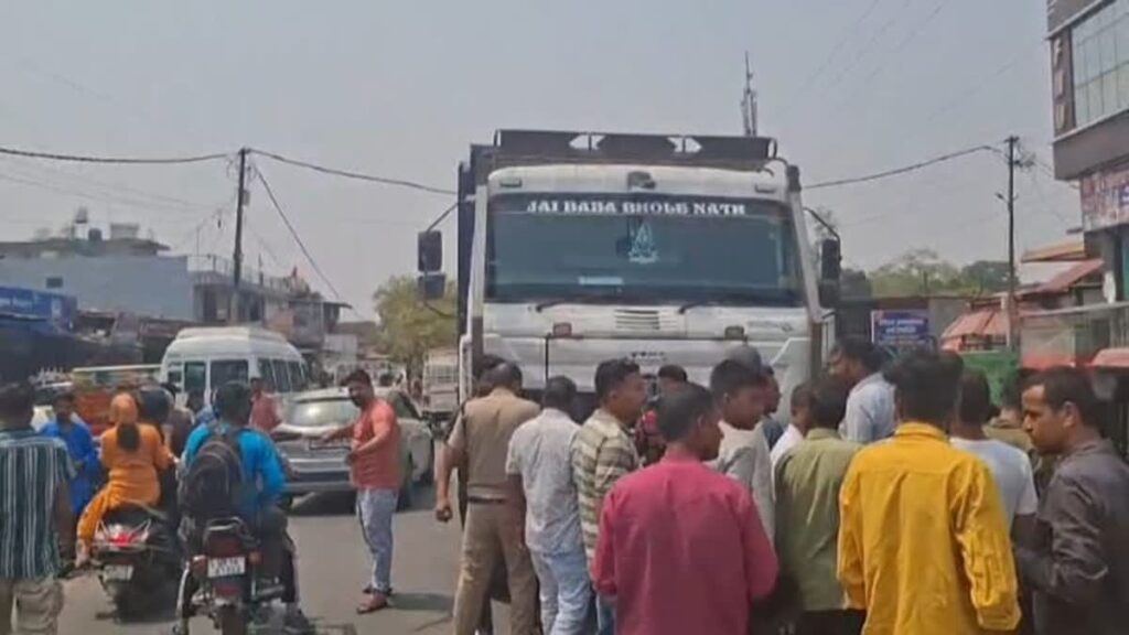 डंपर की चपेट में आने से बाइक सवार की मौत, ट्रक चालक फरार