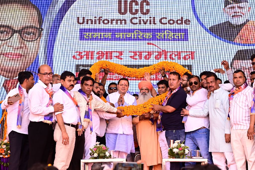 मुख्यमंत्री धामी को उत्तराखंड में यूसीसी लागू करने के लिए किया सम्मानित
