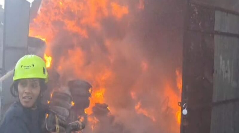 कबाड़ी के गोदाम में लगी भीषण आग,सामान हुआ खाक