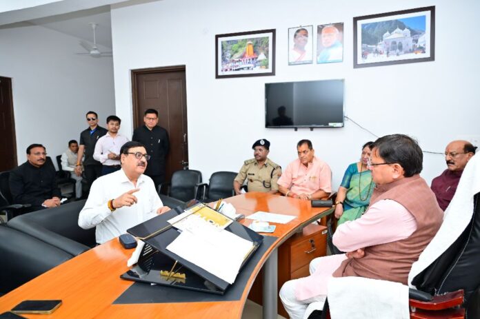सीएम धामी ने किया ऋषिकेश स्थित चारधाम यात्रा ट्रांजिट कैंप का किया औचक निरीक्षण