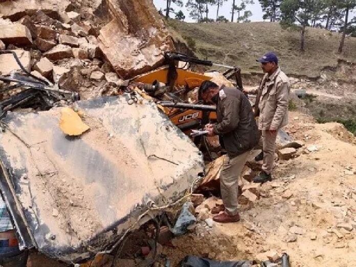 रोड कटिंग के दौरान भूस्खलऩ,मलबे में दबकर जेसीबी चालक की मौत
