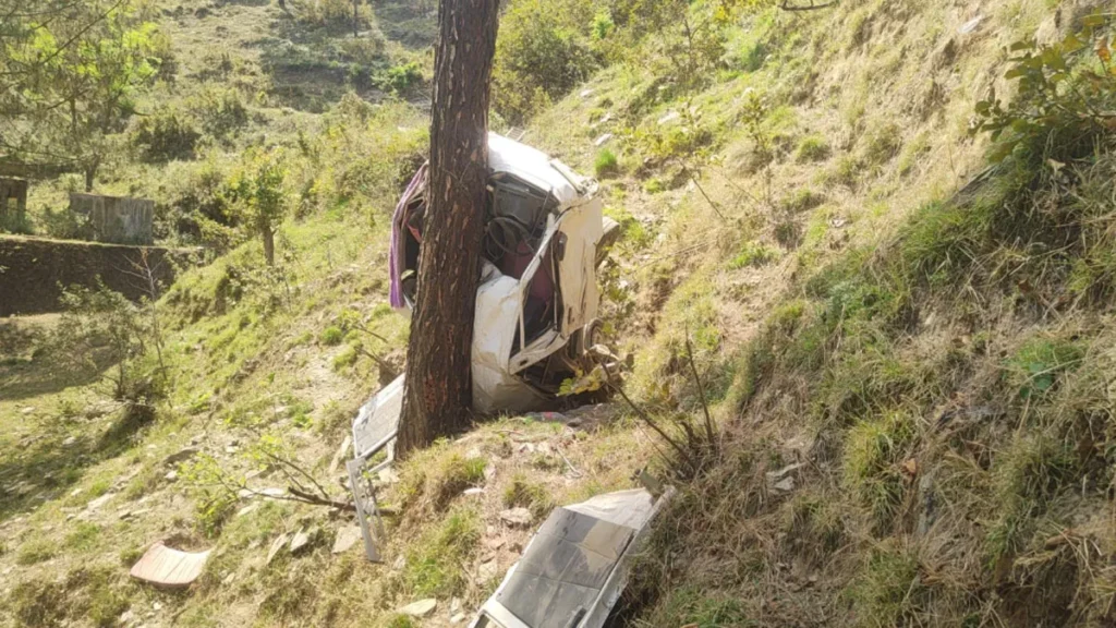 स्कूली बच्चों को लेकर जा रही वैन दुर्घटनाग्रस्त,आठ घायल