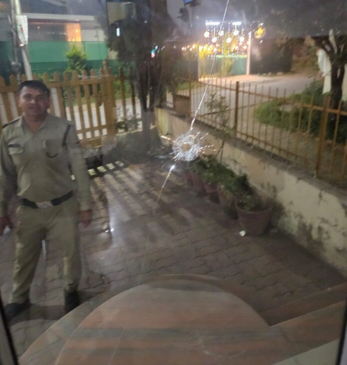 प्रॉपर्टी डीलर के कार्यालय के बाहर फायरिंग