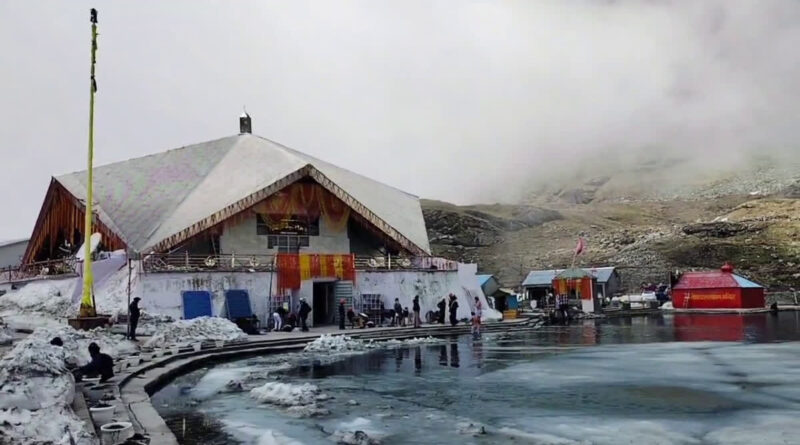 श्रद्धालुओं के दर्शन के लिए हेमकुंड साहिब के कपाट खुले