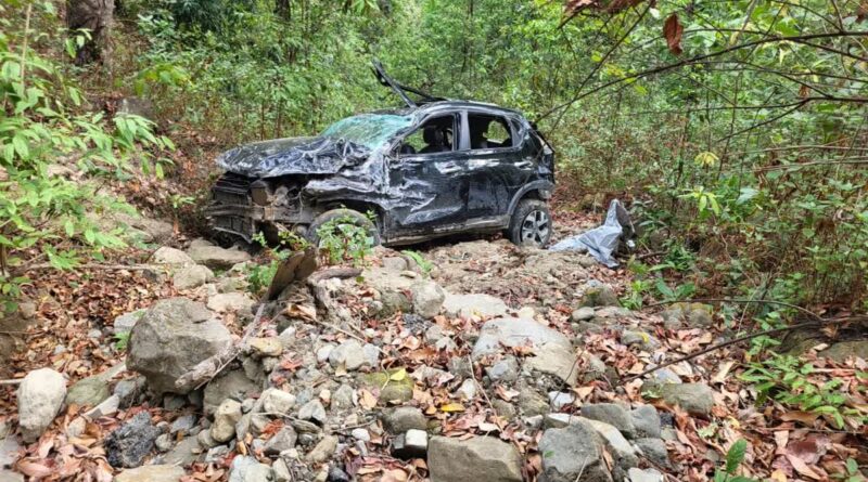 खाई में गिरी कार,एक की दर्दनाक मौत,तीन गंभीर,पिथौरागढ घूमने जा रहे थे कार सवार