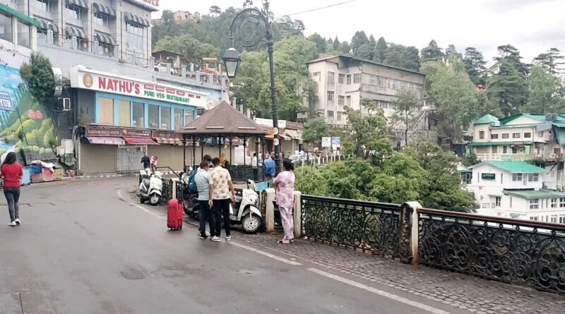 बारिश से दून का मौसम हुआ सुहावना,मसूरी में पर्यटकों ने बारिश का उठा लुफ्त