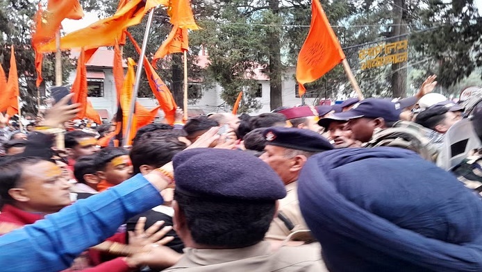 बालिका दुष्कर्म मामले में आक्रोश बरकरार,हिन्दूवादी संगठनों ने किया प्रदर्शन