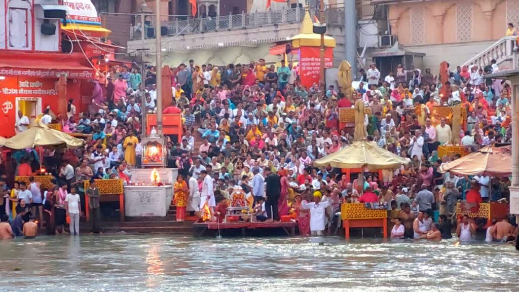 बुद्ध पूर्णिमा पर श्रद्धालुओं ने गंगा में लगाई आस्था की डूबकी