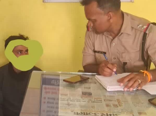 ग्रामीणों ने मंदिर में चोरी करते हुए युवक को रंगेहाथ पकड़ा