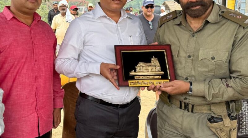 बॉर्डर 2 के सेट पर सनी देओल से मिले उत्तराखंड फिल्म विकास परिषद के सीईओ बंशीधर तिवारी