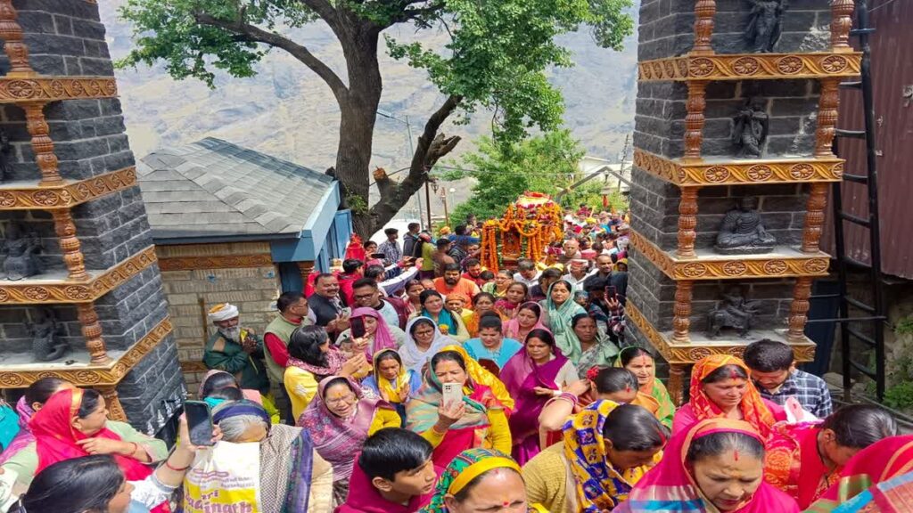 पांडुकेश्वर के लिए रवाना गाडू घड़ा, सेना के बैंड ने बांधा समा