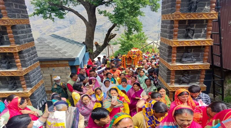 पांडुकेश्वर के लिए रवाना गाडू घड़ा, सेना के बैंड ने बांधा समा