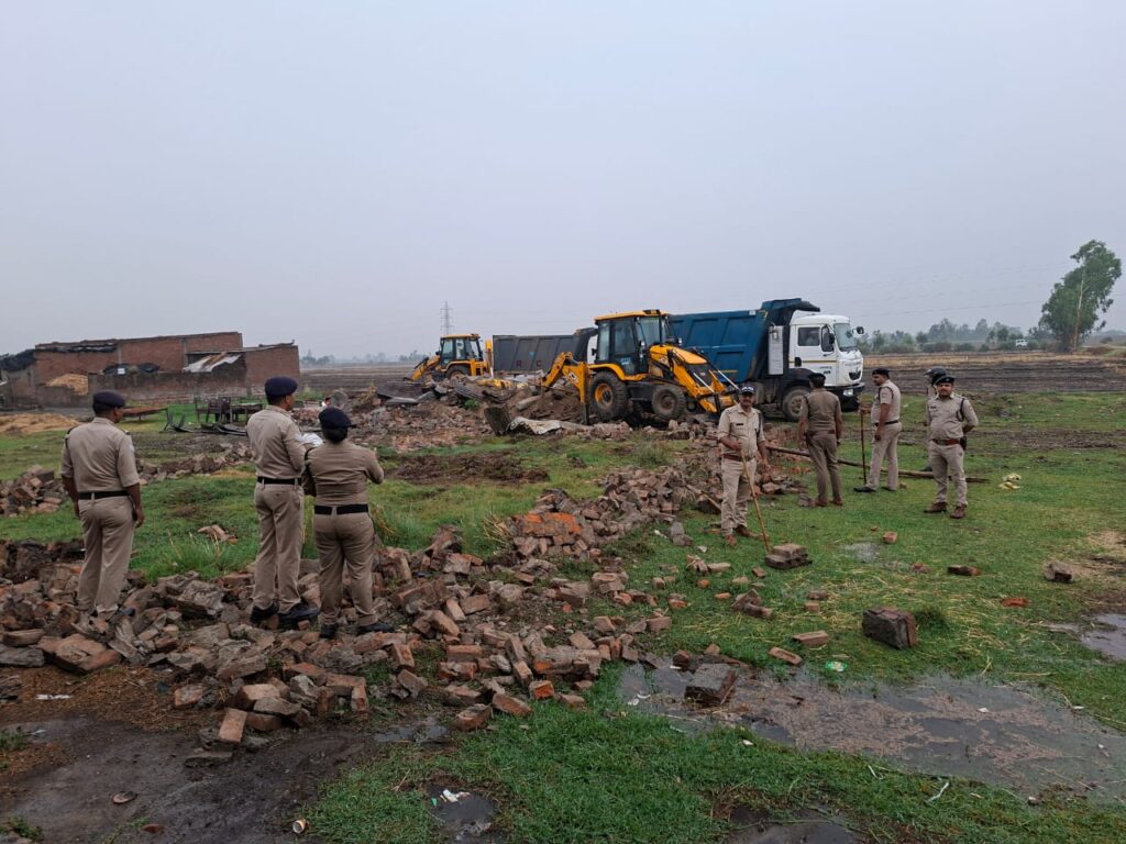 अपनी प्रेमिका पूजा का सिर काटने वाले मुस्ताक के घर पर चला बुलडोजर
