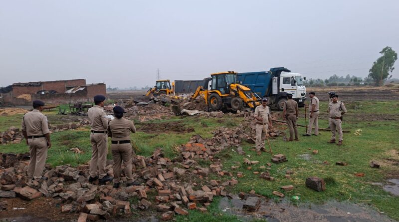 अपनी प्रेमिका पूजा का सिर काटने वाले मुस्ताक के घर पर चला बुलडोजर