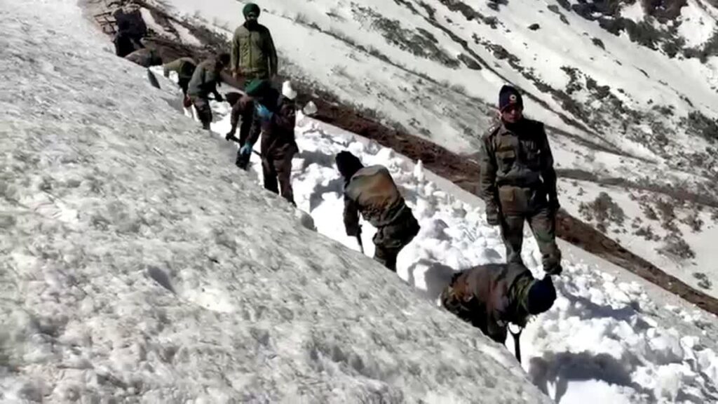 25 मई को खुलेंगे कपाट,सेना के जवान तेजी से कर रहे हेमकुंड साहिब मार्ग से बर्फ हटाने का काम