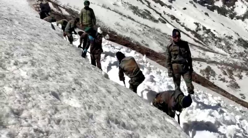 25 मई को खुलेंगे कपाट,सेना के जवान तेजी से कर रहे हेमकुंड साहिब मार्ग से बर्फ हटाने का काम