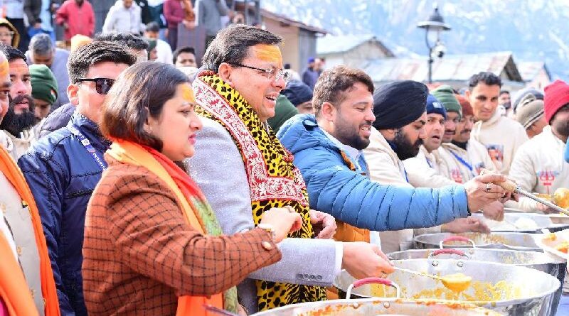 केदारनाथ में मुख्य सेवक भंडारा में मुख्यमंत्री ने श्रद्धालुओं को वितरित किया प्रसाद