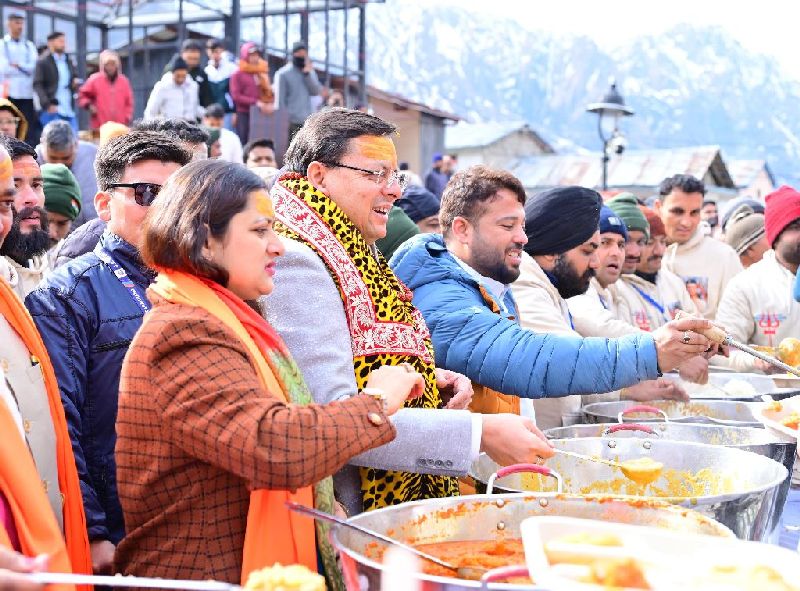 केदारनाथ में मुख्य सेवक भंडारा में मुख्यमंत्री ने श्रद्धालुओं को वितरित किया प्रसाद
