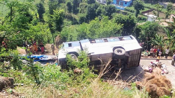  अनियंत्रित होकर सडक के नीचे मकान के उपर गिरी बस,कई घायल