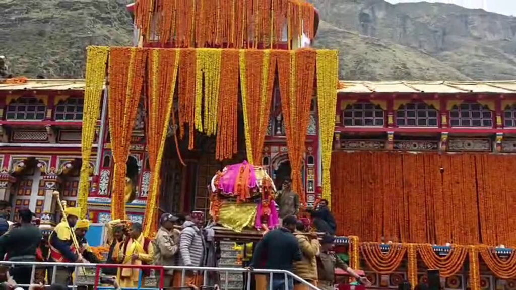 भगवान उद्धव और गरुड़ उत्सव डोलियां पहुंचीं बदरीनाथ, रविवार को खुलेंगे बदरी विशाल के कपाट
