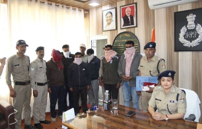स्नान घाटों पर चोरी करने वाले अंतर्राजीय गिरोह के छह सदस्य गिरफ्तार