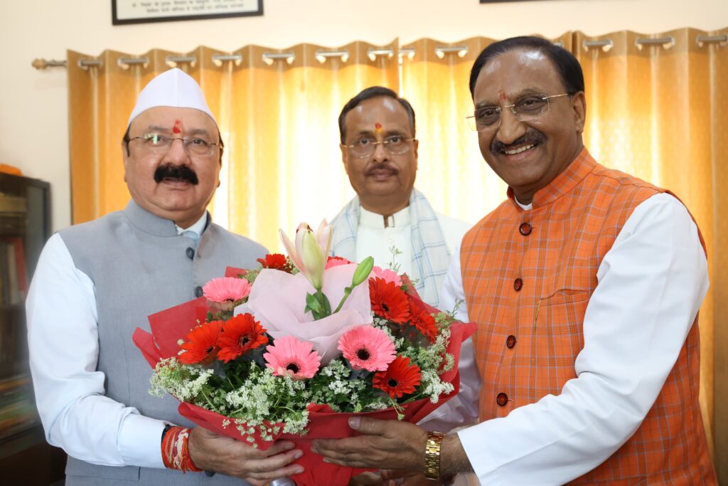 संसदीय राजभाषा समिति के संयोजक ने अन्य सदस्यों के साथ किया लेखक गांव का भ्रमण