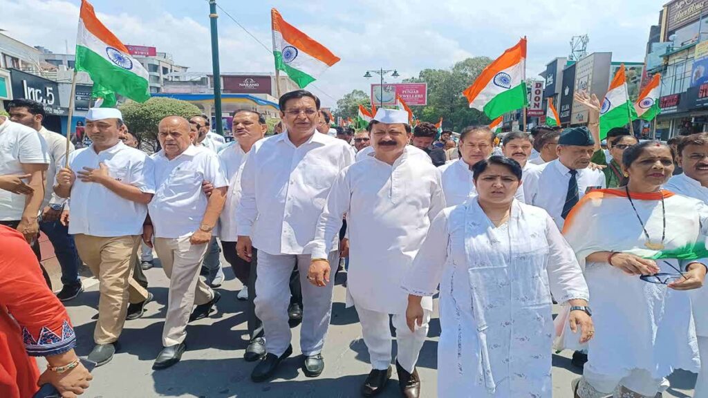 सेना का मनोबल बढ़ाने के लिए उत्तराखण्ड कांग्रेस ने निकाली तिरंगा यात्रा