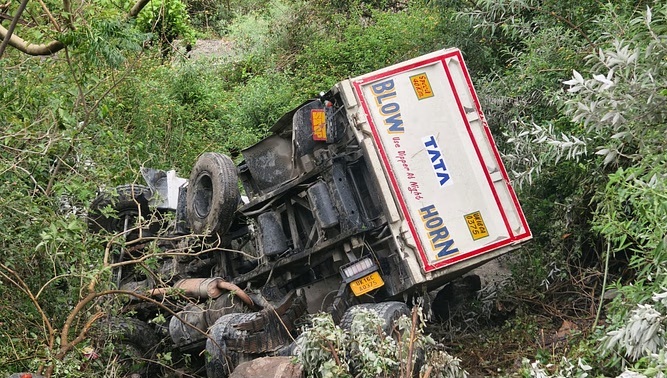 देर रात खाई में गिरा डंपर,चालक की मौत