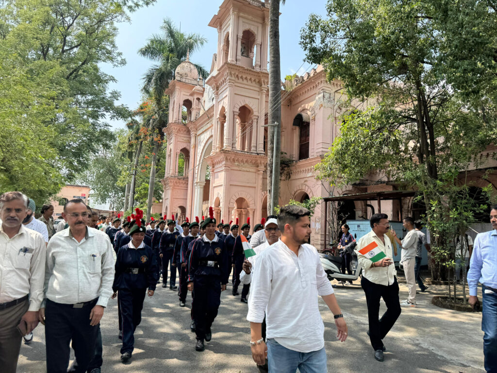  छात्रों ने निकाली तिरंगा यात्रा