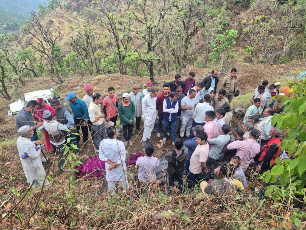 बारातियों से भरी बोलेरो खाई में गिरी,तीन की मौत कई घायल,बढ सकती हैं मृतकों की संख्या