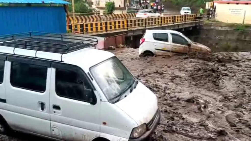 नाले के तेज बहाव में बह गये कई वाहन