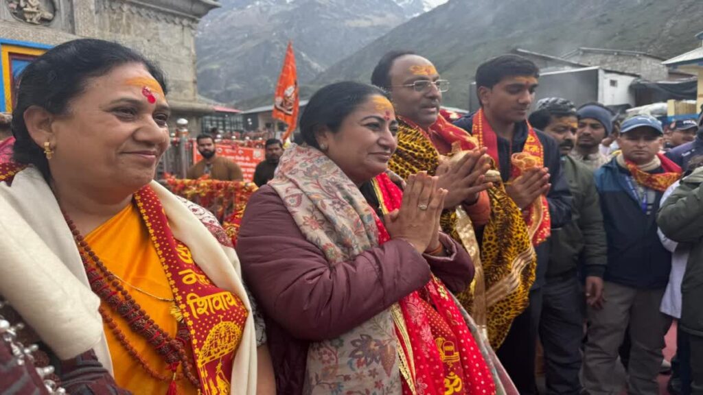 दिल्ली की सीएम परिवार सहित किए बाबा केदार के दर्शन