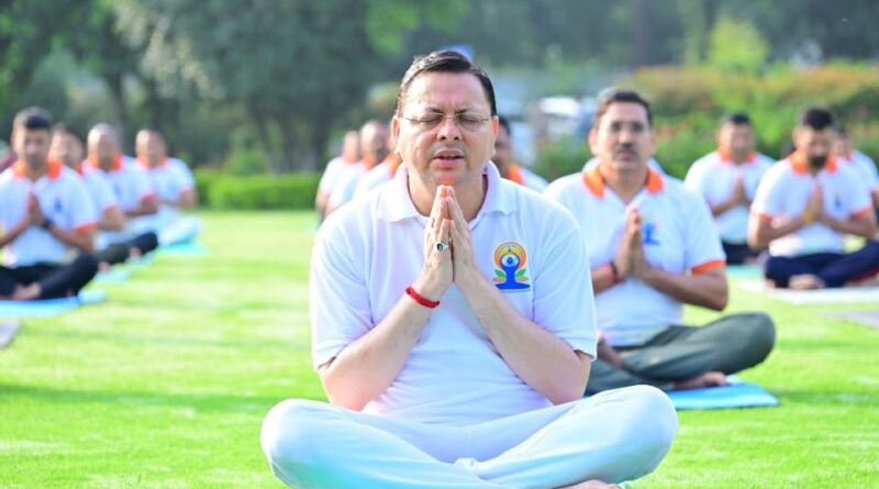 सीएम धामी के साथ अधिकारियों व कर्मचारियों ने किया योग