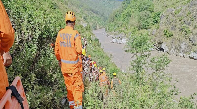 रूद्रप्रयाग बस हादसाः 24 घंटे से अधिक समय बीत जाने के बाद भी 9 लापता लोगों को नही लगा कोई सुराग