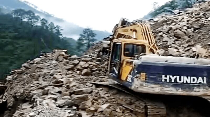 भारी मलबा और बोल्डर आने से गंगोत्री और यमुनोत्री हाईवे पर  आवाजाही बंद