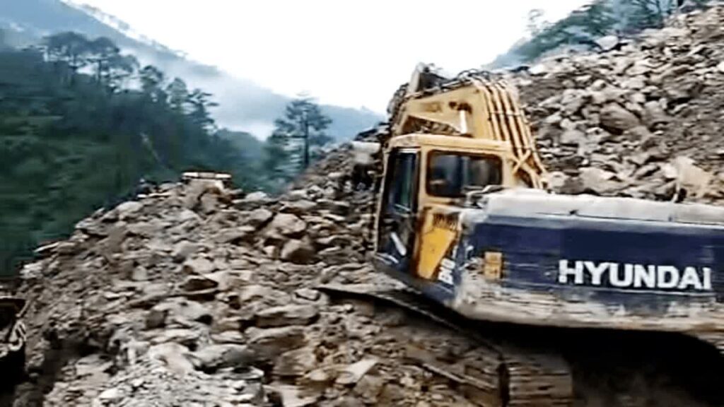 भारी मलबा और बोल्डर आने से गंगोत्री और यमुनोत्री हाईवे पर  आवाजाही बंद