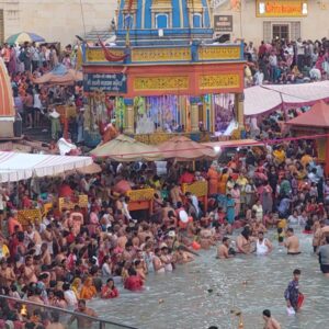 गंगा दशहरा पर श्रद्धालुओं ने गंगा में लगाई आस्था की डूबकी