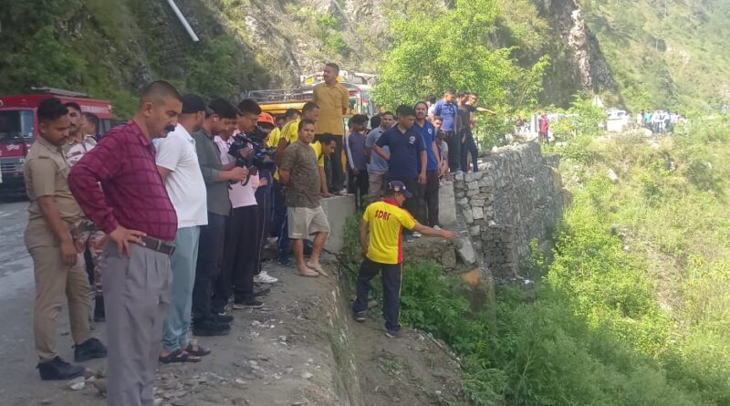 अलकनंदा में गिरी तीर्थ यात्रियों की टेंपो ट्रैवलर, दो की मौत, 10 लापता