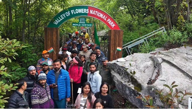 पर्यटकों के लिए खुले प्राकृतिक स्वर्ग फूलों की घाटी के द्वार