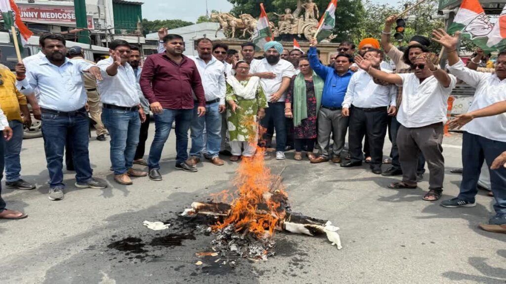 हेलीकॉप्टर हादसे पर विवादित बयान देने का आरोप लगाते हुए कांग्रेस ने भाजपा प्रदेश प्रभारी का पुतला फंूका