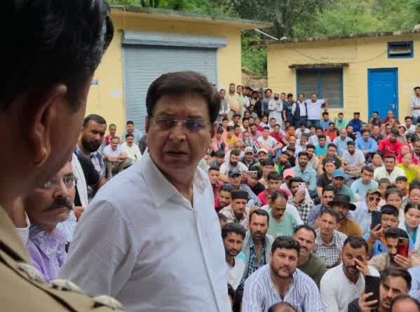 सैनिक के साथ मारपीट मामले को लेकर कांग्रेव विधायक प्रीतम सिंह ने किया थाने का घेराव