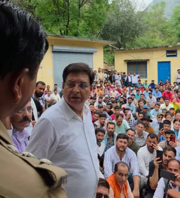 सैनिक के साथ मारपीट मामले को लेकर कांग्रेव विधायक प्रीतम सिंह ने किया थाने का घेराव