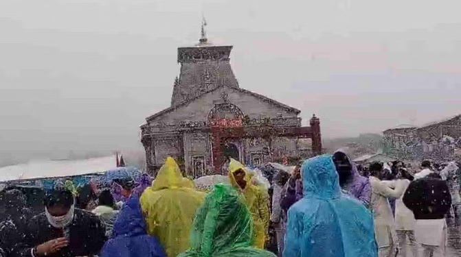 केदारनाथ धाम में हुई सीजन की पहली बर्फबारी