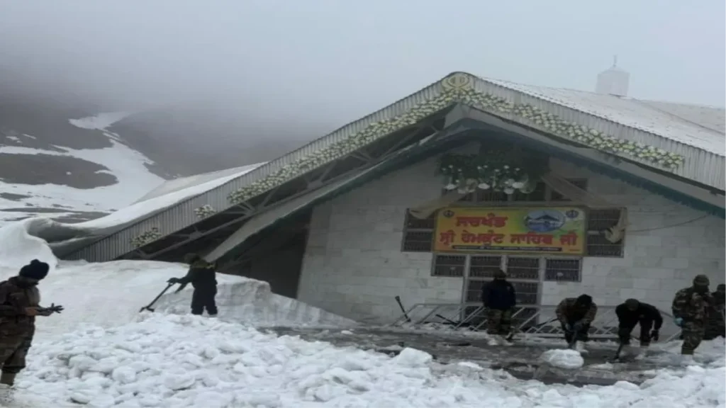 हेमकुंड साहिब में पहंुच रहे रिकार्ड तोड यात्री