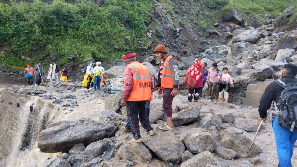 भूस्खलन के कारण मुनकटिया के पास राजमार्ग बाधित,यात्रियों को करनाा पड़ रहा परेशानियों का सामना